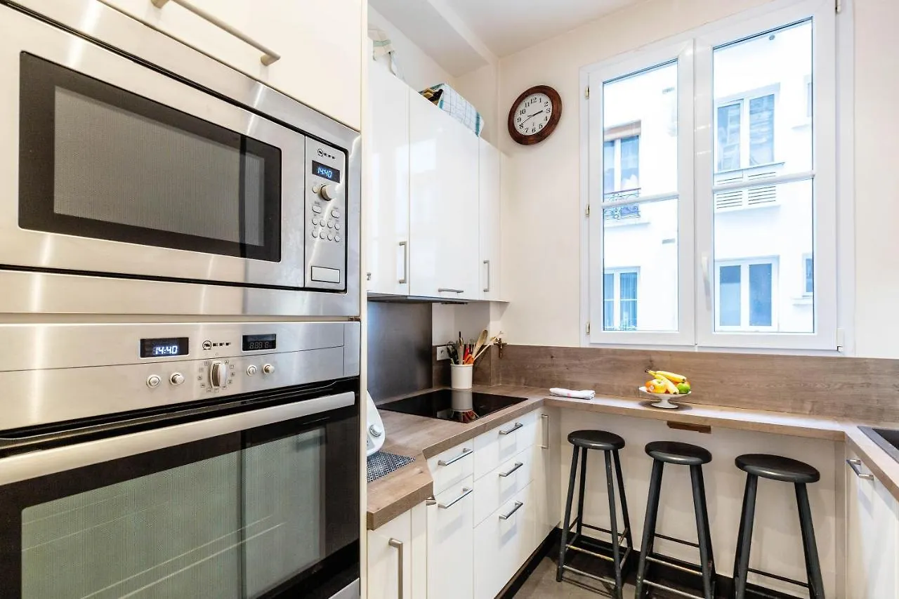Veeve - Vintage Violet Apartment Paris France