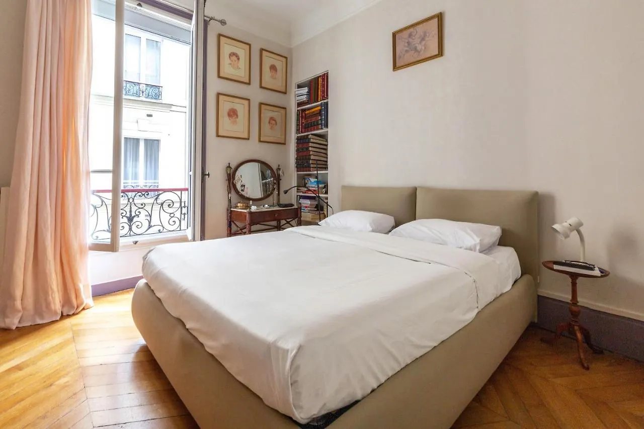 Veeve - Vintage Violet Apartment Paris
