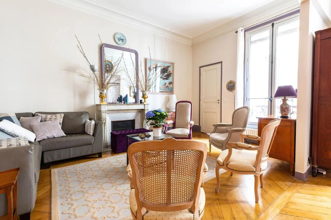 Veeve - Vintage Violet Apartment Paris
