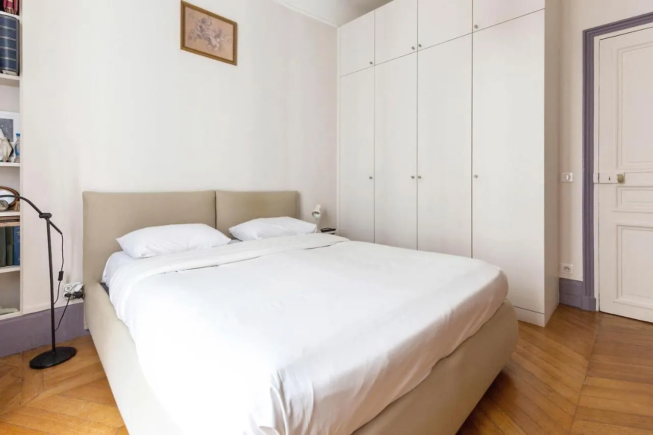 Veeve - Vintage Violet Apartment Paris France