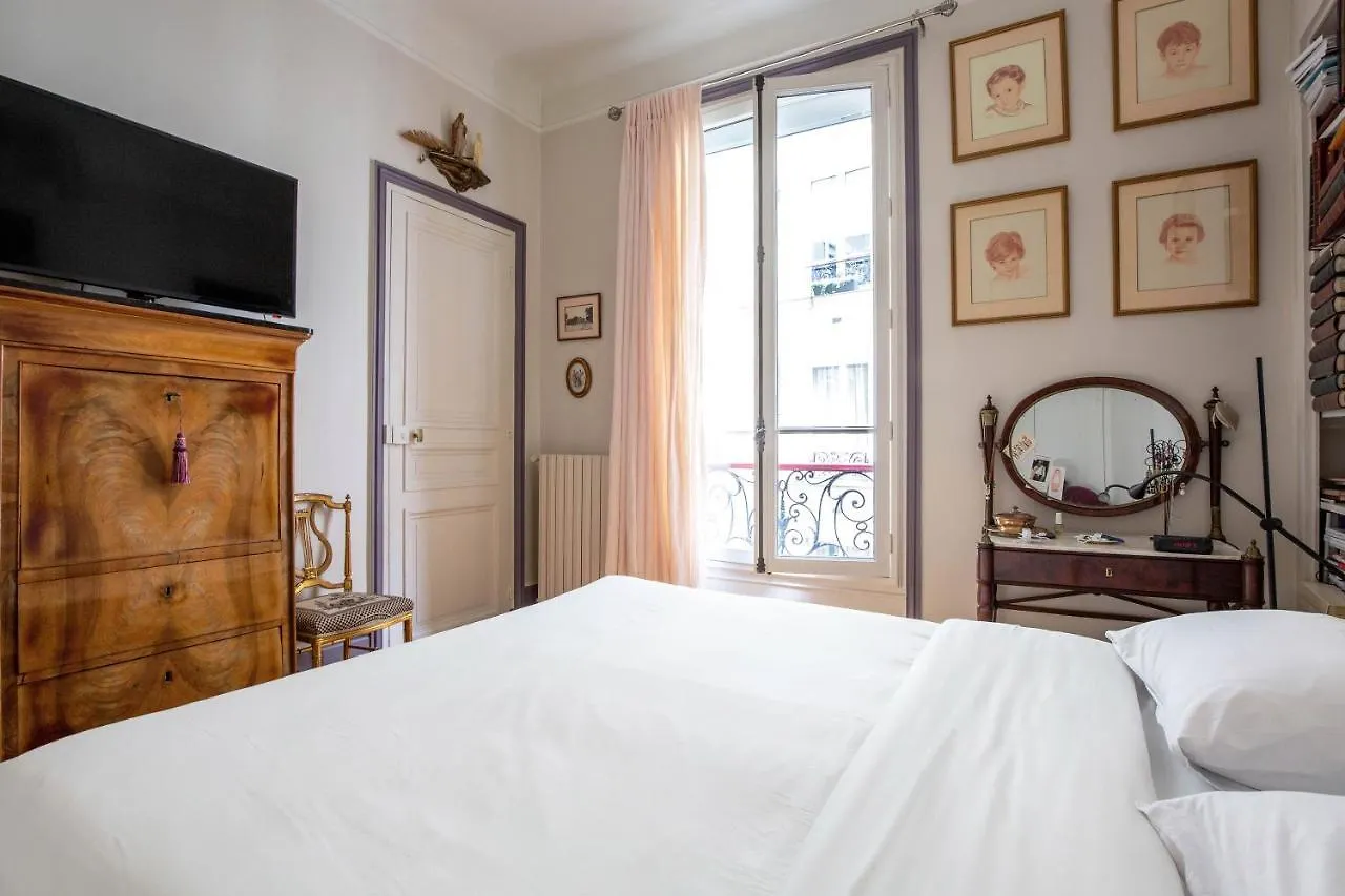 Veeve - Vintage Violet Apartment Paris